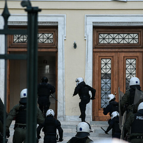 Αστυνομικοί μπαίνουν στο Οικονομικό Πανεπιστήμιο (ΑΣΟΕΕ)