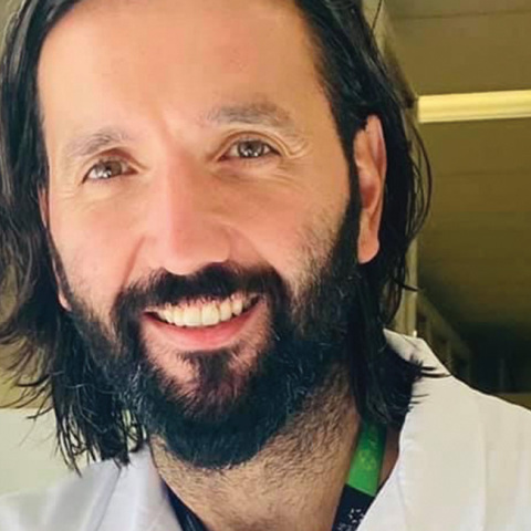 Γιάννης Πρασσάς, Διδάκτορας Μοριακής Βιολογίας, μόνιμος ερευνητής στο Τμήμα Παθολογίας του Πανεπιστημίου του Τορόντο και υπεύθυνος Καινοτομίας στο Νοσοκομείο Μount Sinai 