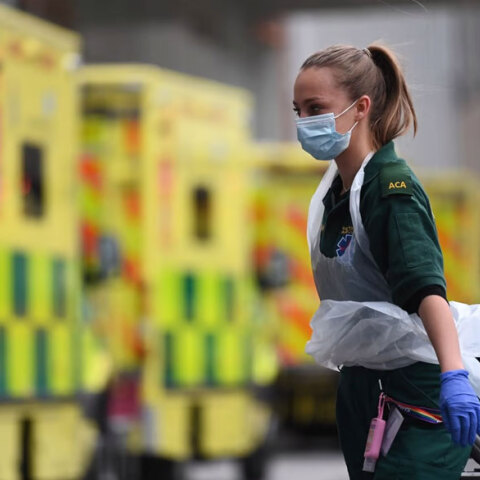 Υγειονομικός με μάσκα για κορωνοϊό έξω από νοσοκομείο στο Λονδίνο