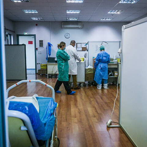 Γιατροί σε νοσοκομείο με προστατευτικό εξοπλισμό για κορωνοϊό