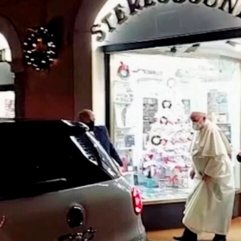 Ο Πάπας Φραγκίσκος βρέθηκε σε δισκοπωλείο στη Ρώμη