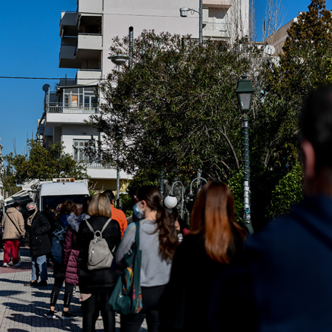 Πολίτες περιμένουν στη σειρά για δωρεάν rapid test από τον ΕΟΔΥ