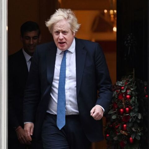 Σάλος στη Βρετανία με «πάρτι» στην Ντάουνινγκ Στριτ εν μέσω lockdown © EPA/ ANDY RAIN   «Πηγή: https://www.athensvoice.gr/world/738305-salos-me-stelehi-toy-tzonson-na-miloyn-gia-parti-en-meso-lockdown»