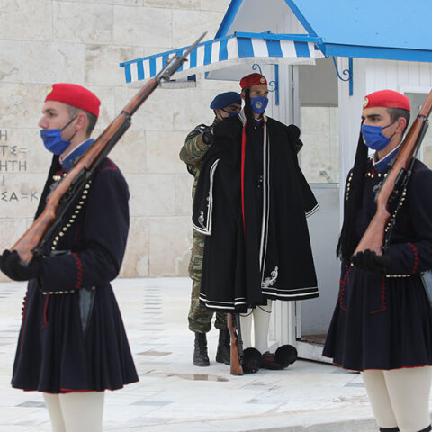 Στρατιώτης βάζει κάπα στους Εύζωνες στο Μνημείο του Άγνωστου Στρατιώτη στο Σύνταγμα