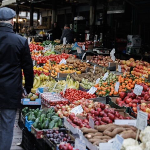 Πολίτης πραγματοποιεί τις αγορές του στην λαϊκή αγορά