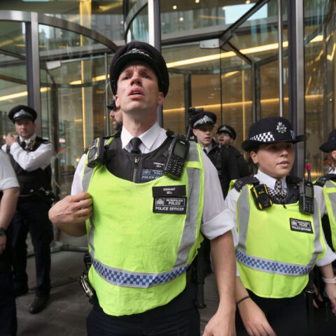 Άνδρας με μπλούζα που έγραφε «Reservoir Dogs» χτύπαγε με σφυρί το άγαλμα του Έρικ Γκιλ.