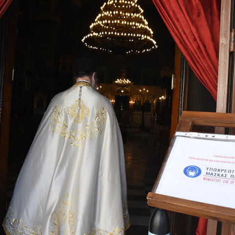 Ιερέας σε εκκλησία με μάσκα για κορωνοϊό