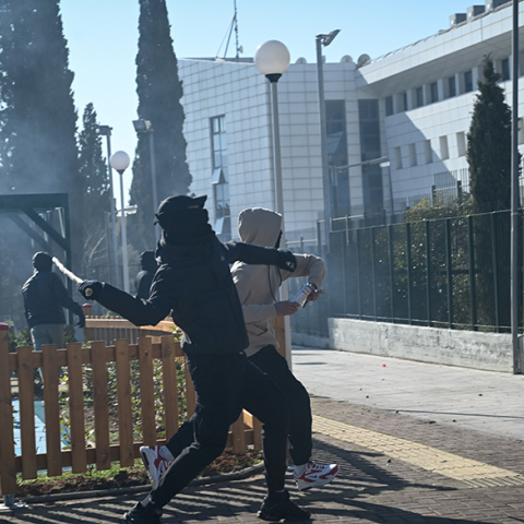 Επεισόδια έξω από το υπουργείο Παιδείας