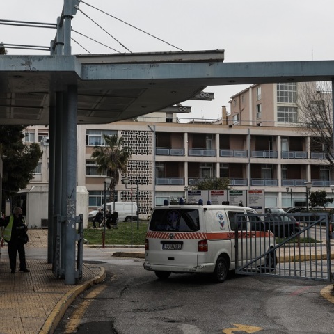 Γιος ασθενούς εισέβαλε στο «Γεννηματάς» με μαχαίρι και βενζίνη