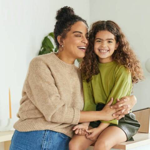 Μαμά και κόρη αγκαλιά