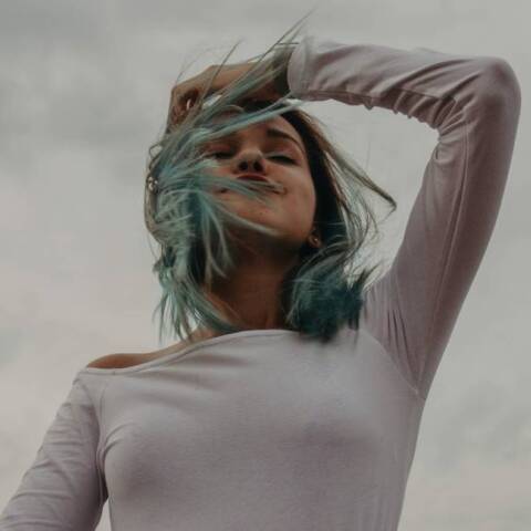 Γυναίκα με μακρυμάνικο λευκό μπλουζάκι