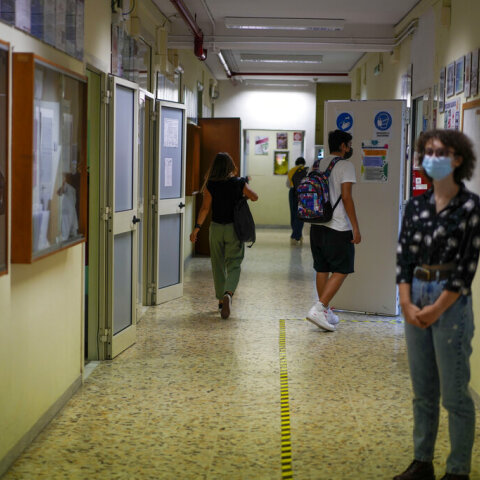 Ιταλία: Ανεμβολίαστη καθηγήτρια χωρίς Super Green Pass της βεβαιώνεται πρόστιμο και αναστολή