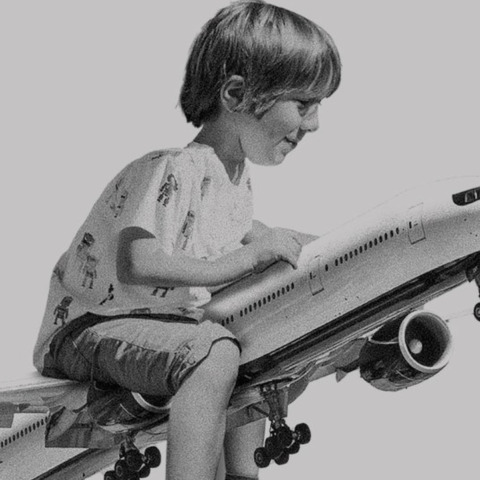 Παιδί με αεροπλάνο ετοιμάζεται για ταξίδι