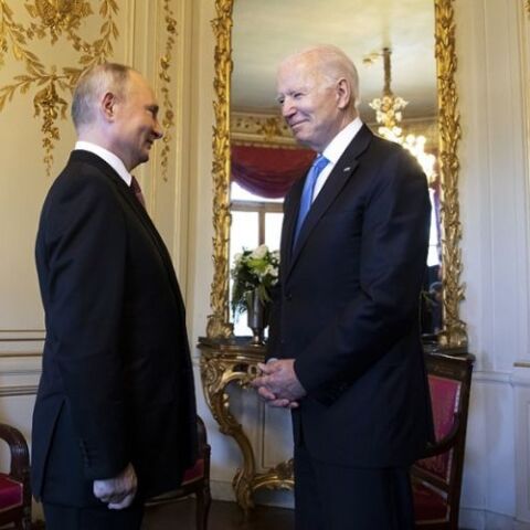 Βλαντίμιρ Πούτιν και Τζο Μπάιντεν © EPA/PETER KLAUNZER   