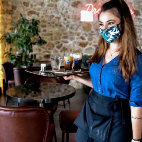 Εργαζόμενη στην εστίαση με μάσκα για τον κορωνοϊό (ΦΩΤΟ ΑΡΧΕΙΟΥ) © EUROKINISSI   