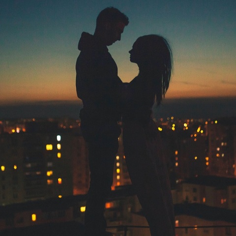 Ένα ζευγάρι σε μια ταράτσα. 