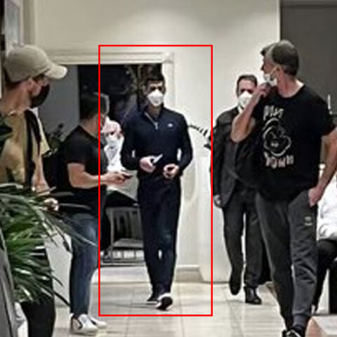 Ο Νόβακ Τζόκοβιτς στο αεροδρόμιο στη Μελβούρνη μετά την απόφαση για την απέλασή του