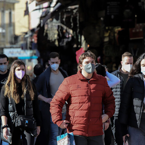 Νεαροί στο Μοναστηράκι με μάσκα για κορωνοϊό