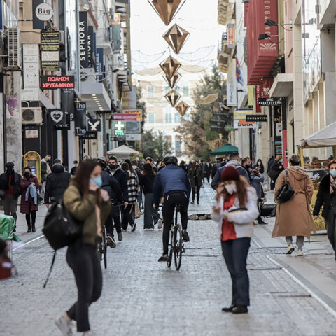 Κόσμος στην Ερμού με μάσκα για κορωνοϊό