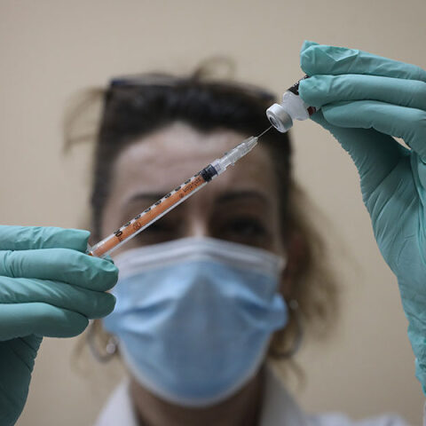 Πρόστιμα στους ανεμβολίαστους άνω των 60 - Πώς θα βεβαιώνονται, ποιοι εξαιρούνται