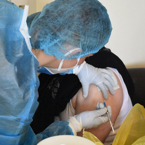 Εμβολιασμός ηλικιωμένου κατά του covid-19