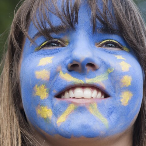 Γυναίκα με βαμμένο πρόσωπο στα χρώματα της Ευρωπαϊκής Ένωσης