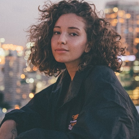 Ένα κορίτσι κοιτάει την κάμερα.