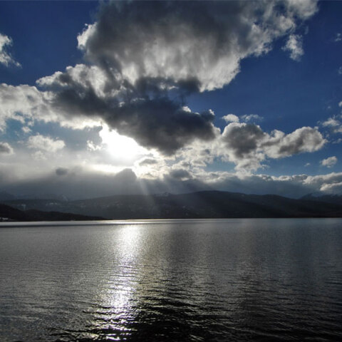 Νεφώσεις πάνω από λίμνη