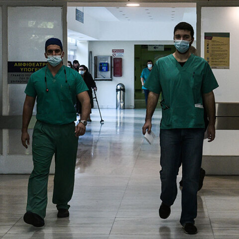 Νοσηλευτές με μάσκα για κορωνοϊό σε διάδρομο νοσοκομείου