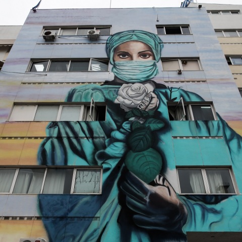 Τοιχογραφία που απεικονίζει μια νοσηλεύτρια στο Τζάνειο Νοσοκομείο Πειραιά.