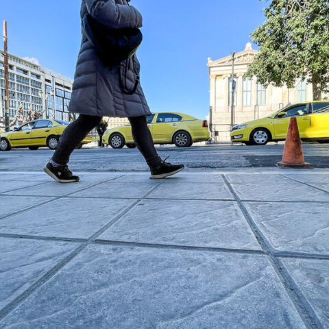 Το νέο πεζοδρόμιο στη Σίνα κατασκευάστηκε με eco-friendly υλικά από τον Δήμο Αθηναίων