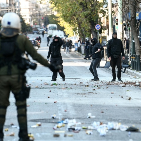 Επεισόδια από κουκουλοφόρους έξω από την ΑΣΟΕΕ