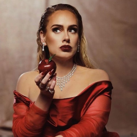 Η Adele με  κόκκινη δημιουργία Vivienne Westwood