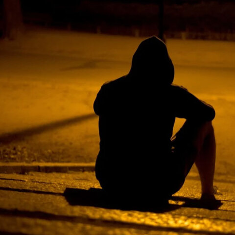 Άνδρας στη μέση του δρόμου