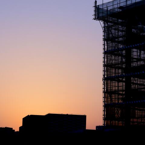 Κτήριο υπό κατασκευή στο ηλιοβασίλεμα 