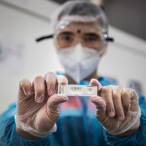 Υγειονομικός στο Παρίσι διενεργεί rapid test για κορωνοϊό