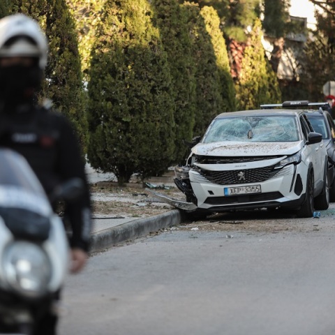 Έκρηξη σε συγκρότημα κατοικιών στη Γλυφάδα