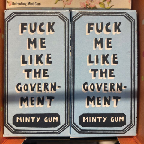 Συσκευασία τσίχλας που γράφει «Fuck me like the government do»