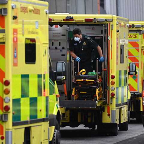 Ασθενοφόρα για τη μεταφορά ασθενών με κορωνοϊό έξω από νοσοκομείο στο Λονδίνο