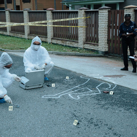 Αστυνομικοί και ιατροδικαστές στον τόπο του εγκλήματος