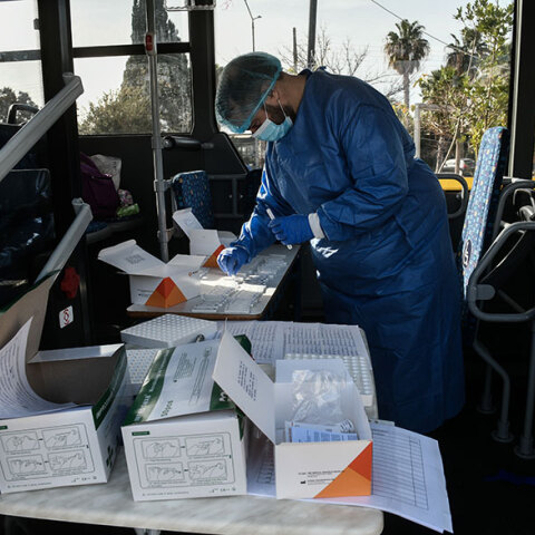 Υγειονομικός του ΕΟΔΥ διενεργεί δωρεάν rapid test