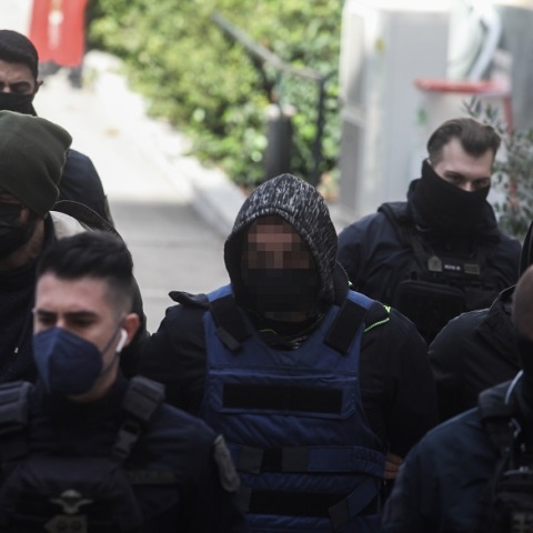 Ο 46χρονος που κακοποίησε βάναυσα την 40χρονη σύντροφό του στην Αργυρούπολη οδηγείται από αστυνομικούς στον ανακριτή