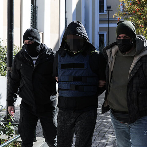 Ο 46χρονος που ξυλοκόπησε τη 40χρονη στην Αργυρούπολη, οδηγείται στον ανακριτή