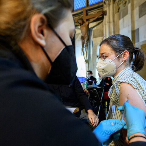 Εμβολιασμός για κορωνοϊό μέσα σε καθεδρικό στη Βιέννη