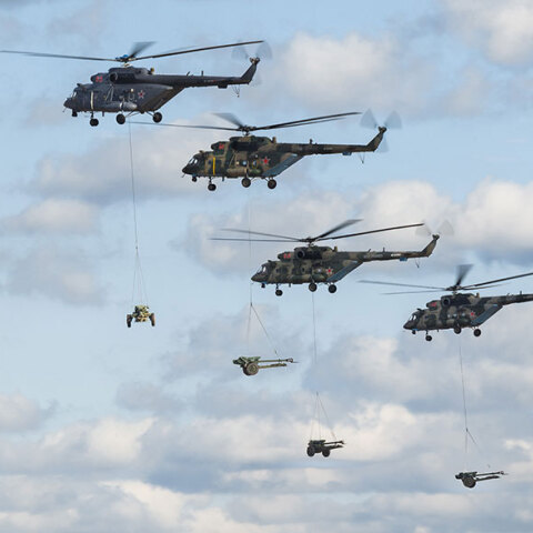 Ρωσικά στρατιωτικά ελικόπτερα Mi-17 μεταφέρουν κανόνια του πυροβολικού