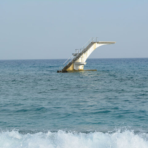 Φωτογραφία στο εξώφυλλο της συλλογής «Ποιήματα» του Ηλία Ευθυμιόπουλου (εκδ. ATHENS VOICE BOOKS)