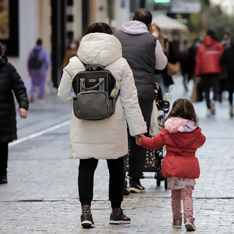 Τι αλλάζει στις άδειες νόσησης γονέων λόγω κορωνοϊού