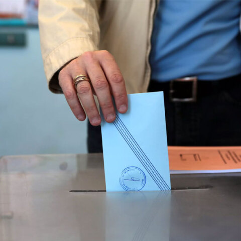 Ψηφοφόρος στις εκλογές ρίχνει την ψήφο του στην κάλπη
