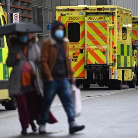 Ασθενοφόρα για τη μεταφορά ασθενών με κορωνοϊό έξω από νοσοκομείο στο Λονδίνο © EPA/ANDY RAIN   