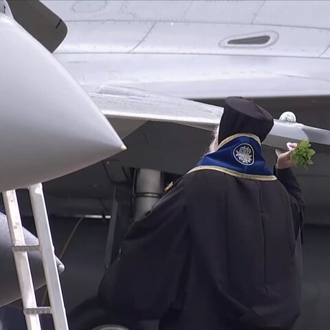 Ιερέας κάνει αγιασμό σε αεροπλάνο ραφάλ